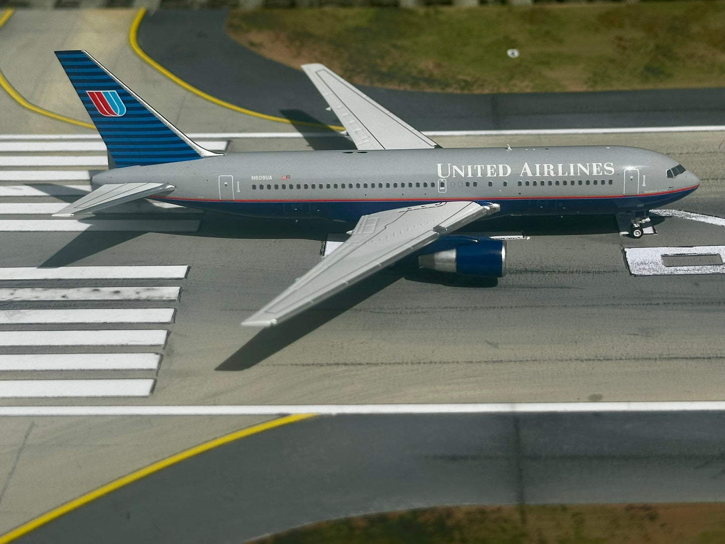 United Airlines 767-200ER N609UA V1:400 1:400