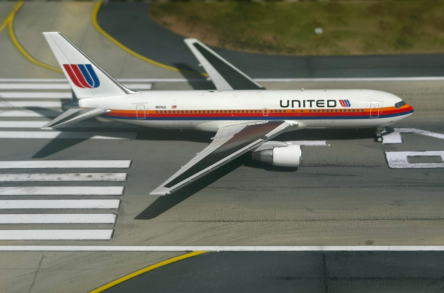 United Airlines 767-200ER N611UA V1:400 1:400
