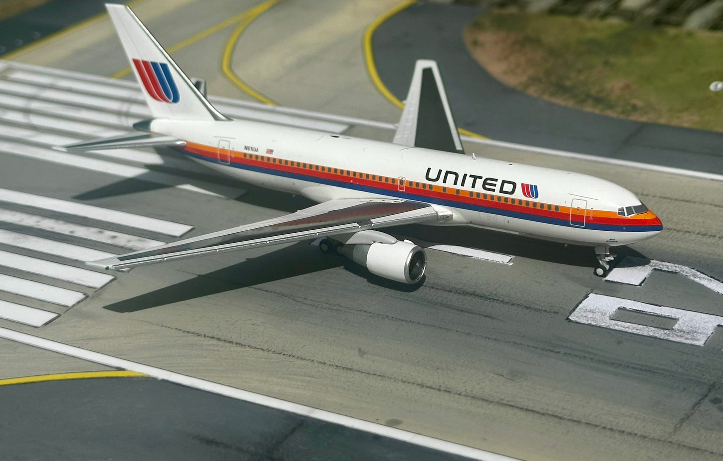 United Airlines 767-200ER N611UA V1:400 1:400