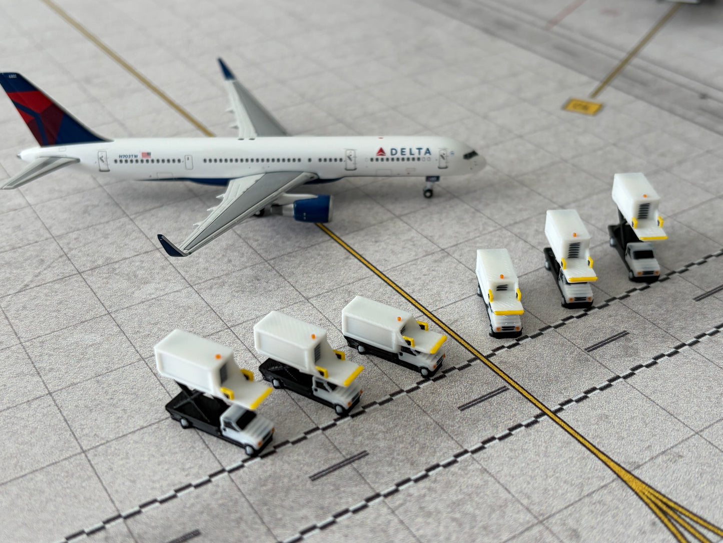 1:400 *NEW* Standard Catering Truck Set (6 piece)