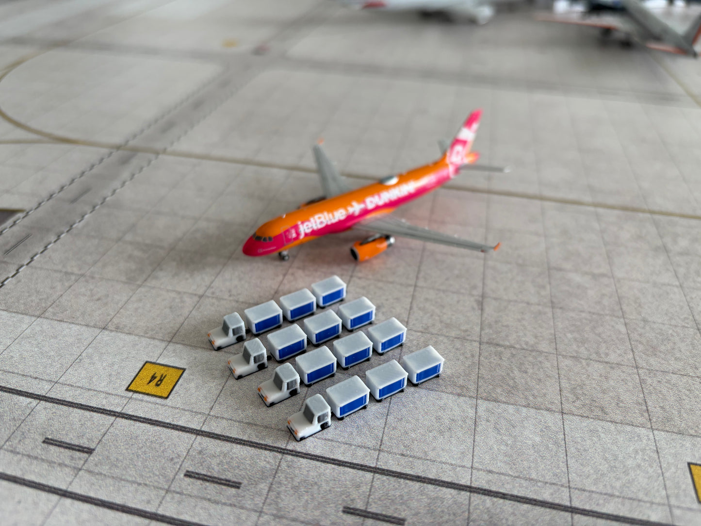 1:400 Baggage Cart & Tug Set (16 piece; white/blue)