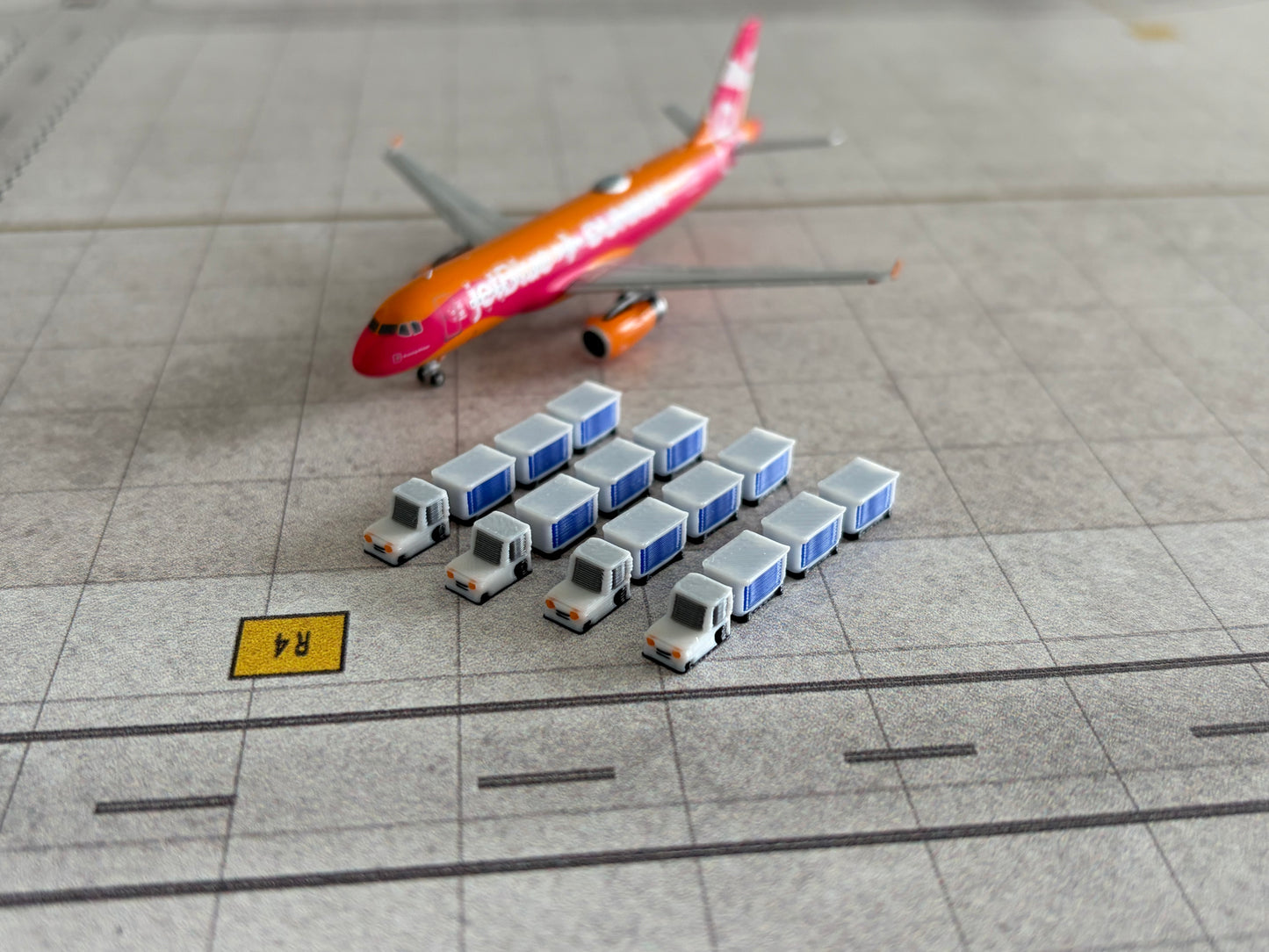 1:400 Baggage Cart & Tug Set (16 piece; white/blue)