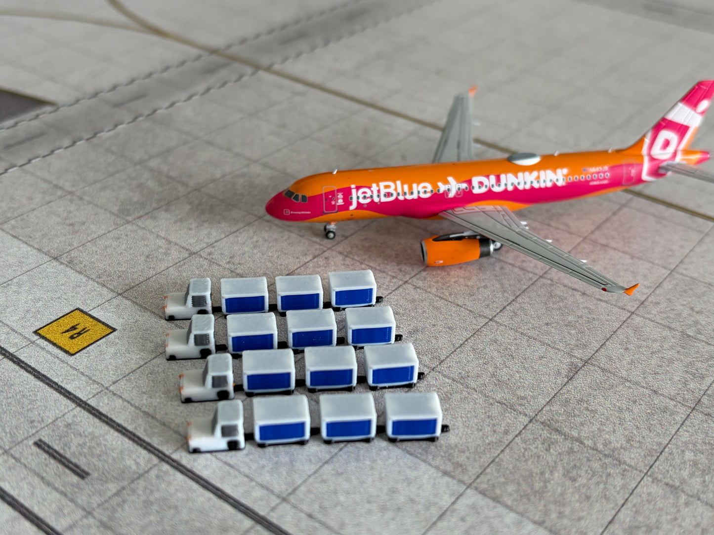 1:400 Baggage Cart & Tug Set (16 piece; white/blue)