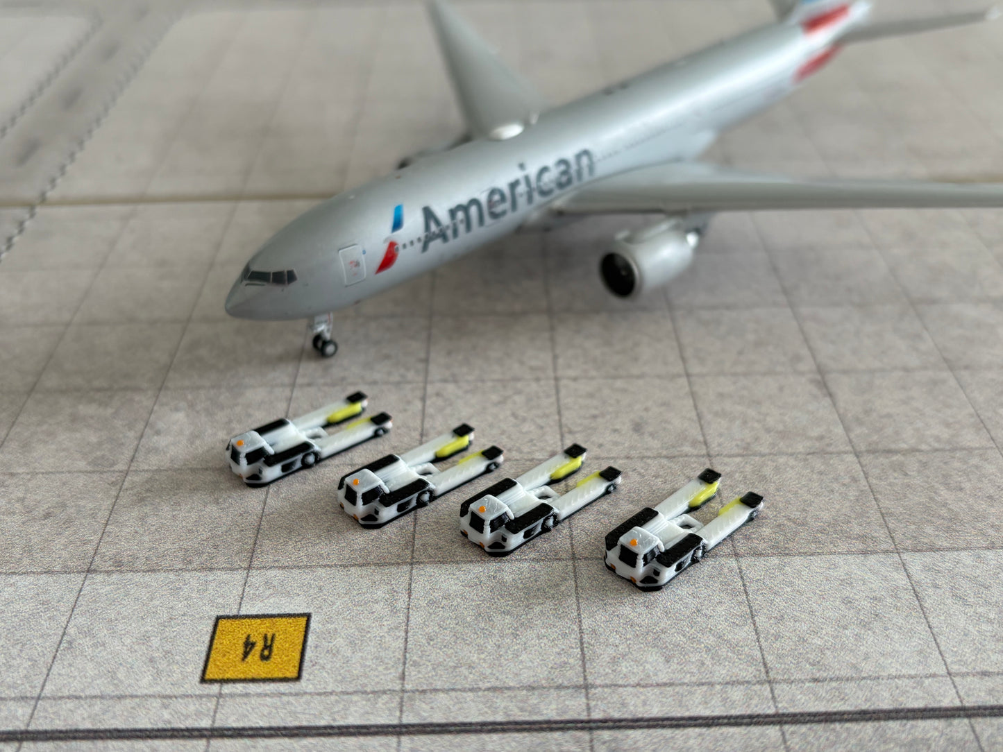 1:400 "Towbarless" Super TUG Set (4 piece; white)
