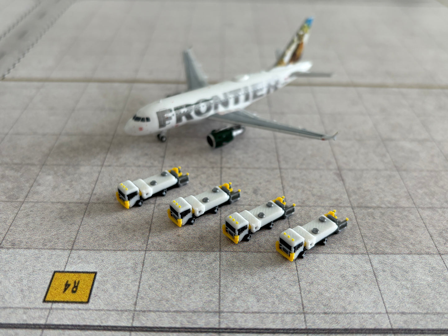 1:400 Aircraft Lavatory / Water Service Vehicles (4 piece; white)