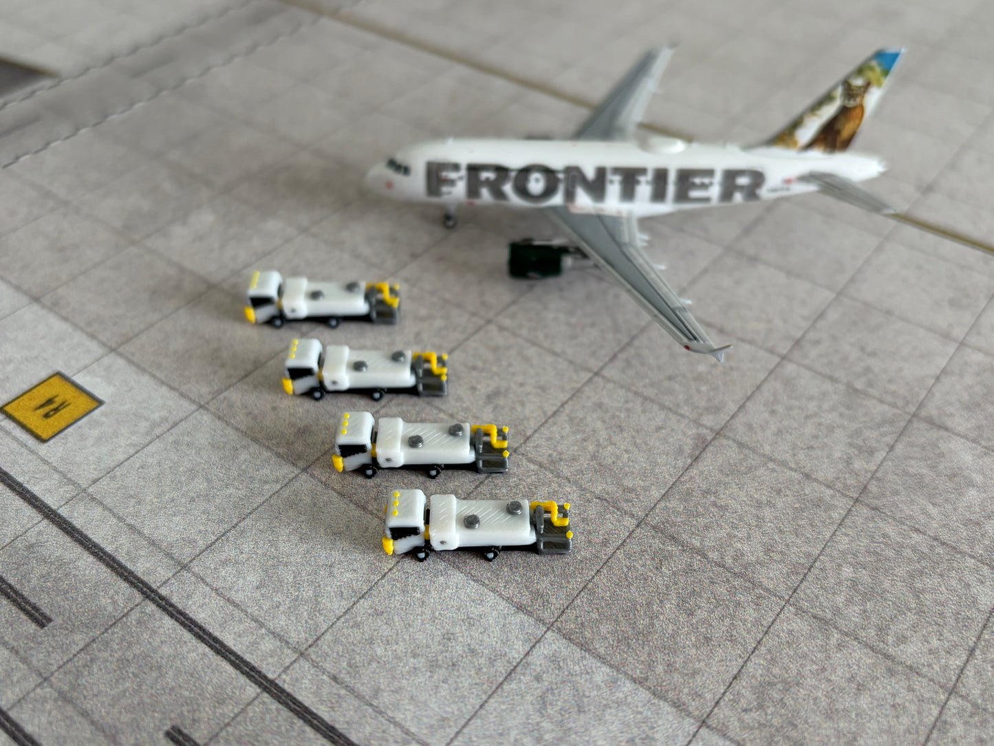 1:400 Aircraft Lavatory / Water Service Vehicles (4 piece; white)