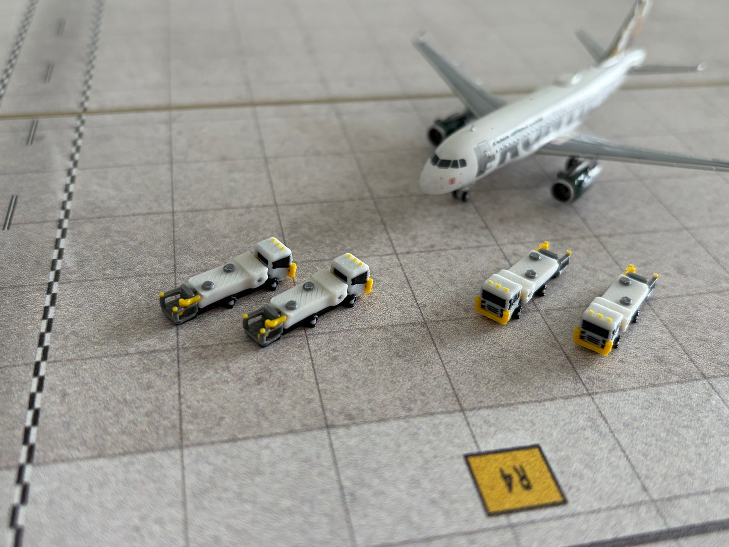 1:400 Aircraft Lavatory / Water Service Vehicles (4 piece; white)