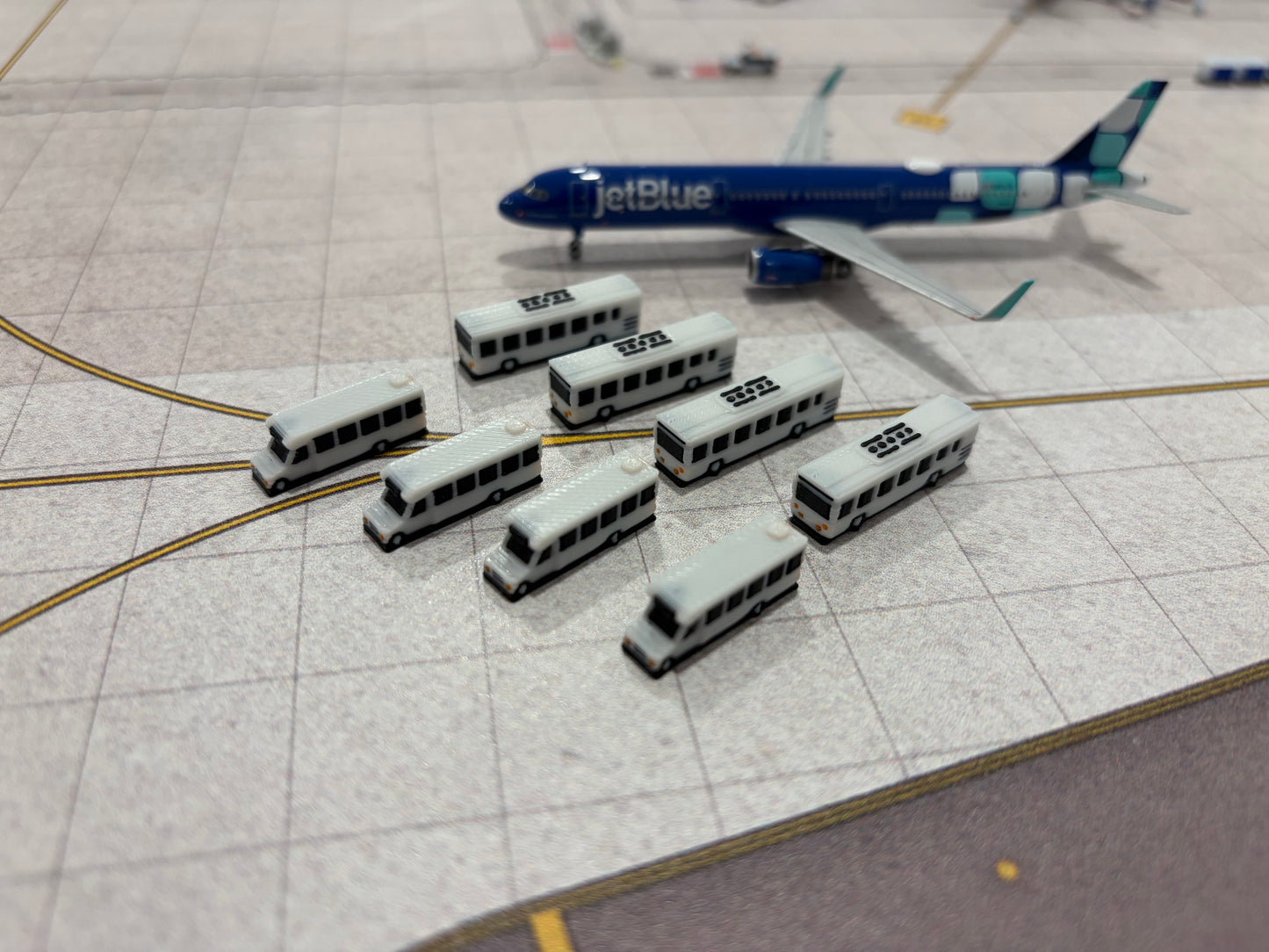 1:400 Airport Shuttle Bus Set (8 piece; white)