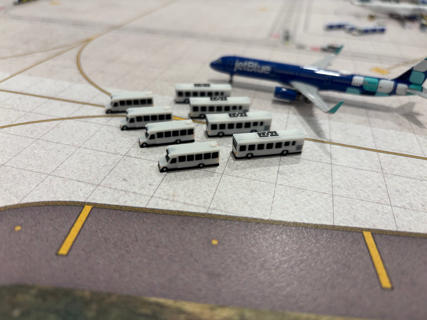 1:400 Airport Shuttle Bus Set (8 piece; white)