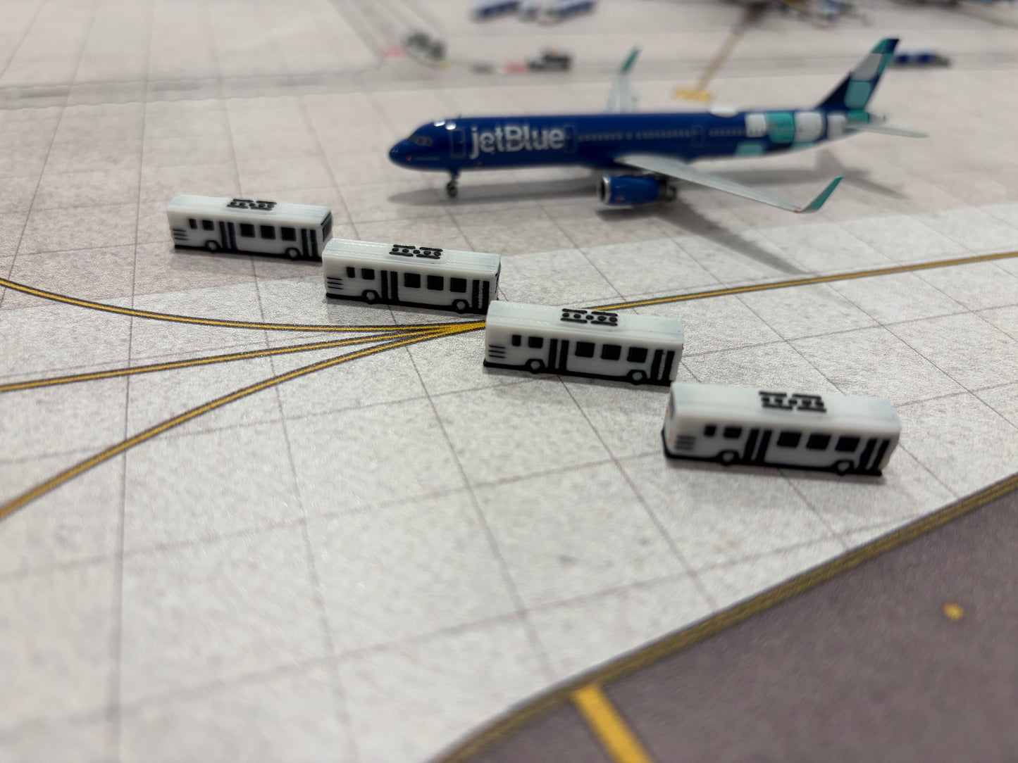 1:400 Airport Shuttle Bus Set (8 piece; white)