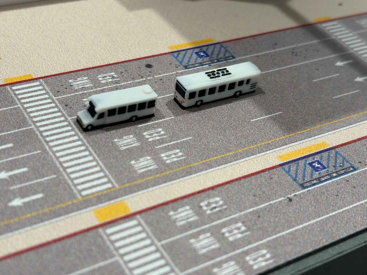 1:400 Airport Shuttle Bus Set (8 piece; white)
