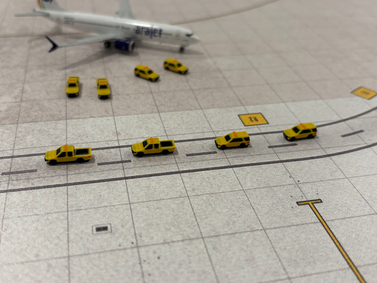 1:400 Airport Operations Vehicles Set (8 piece; yellow)