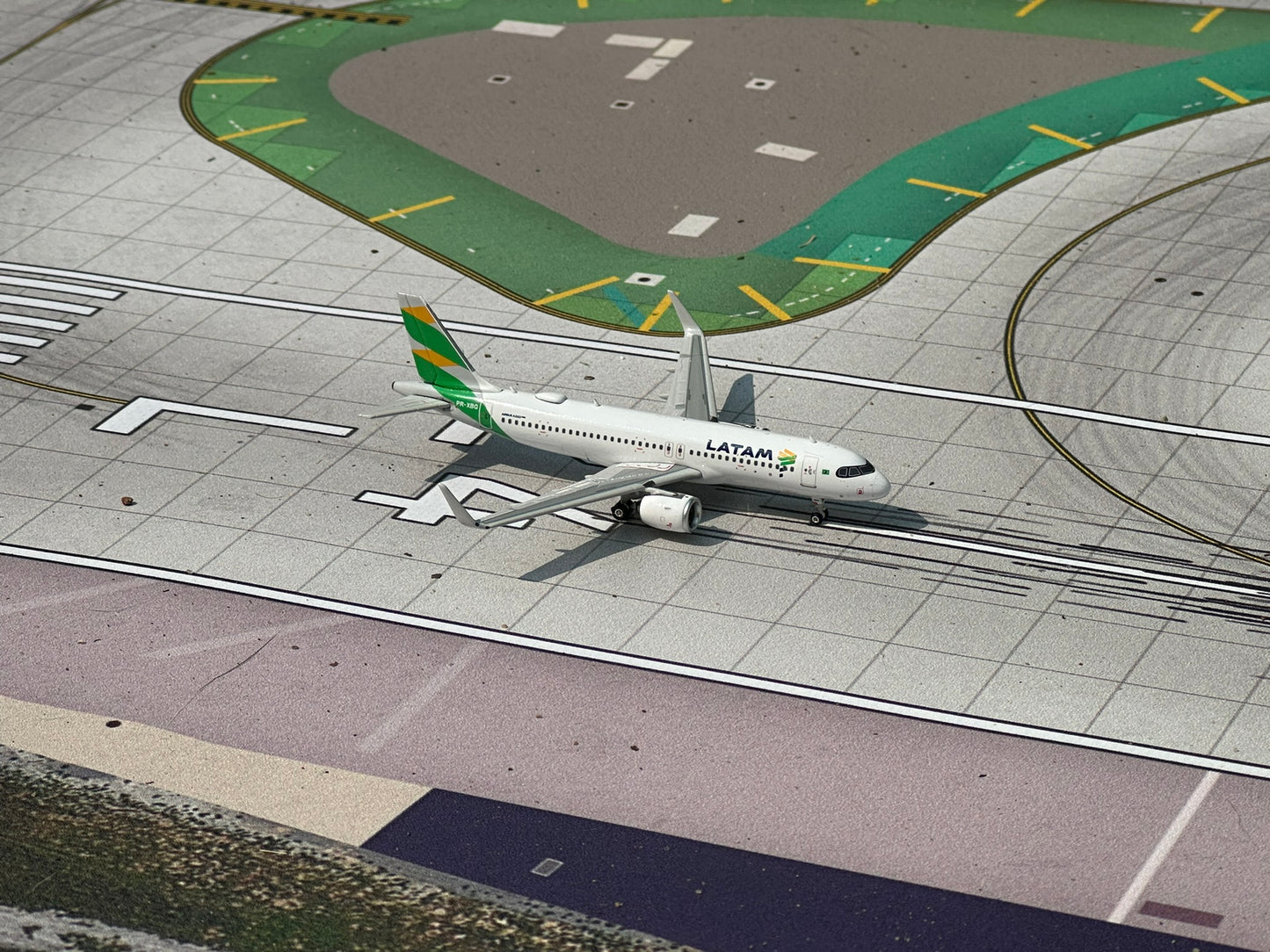 LATAM A320neo PR-XBG Phoenix Models 1:400