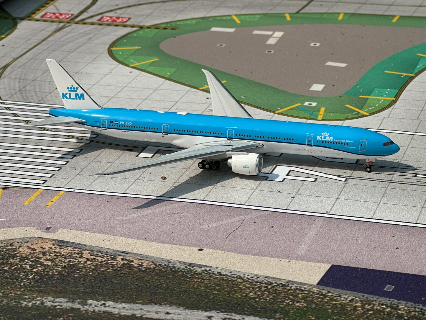 KLM 777-300ER PH-BVD Phoenix Models 1:400