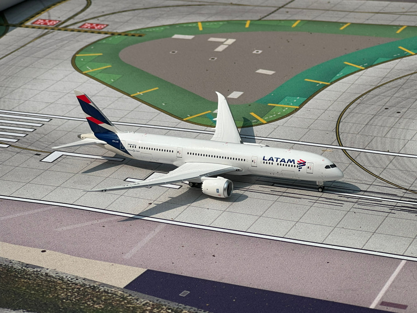 LATAM 787-9 Dreamliner PS-LAA Phoenix Models 1:400