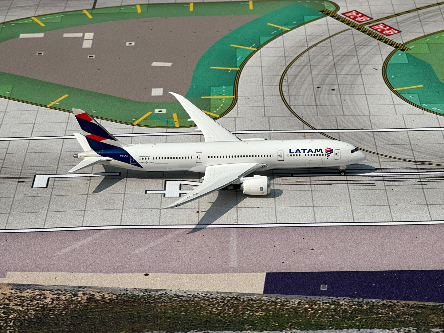 LATAM 787-9 Dreamliner PS-LAA Phoenix Models 1:400