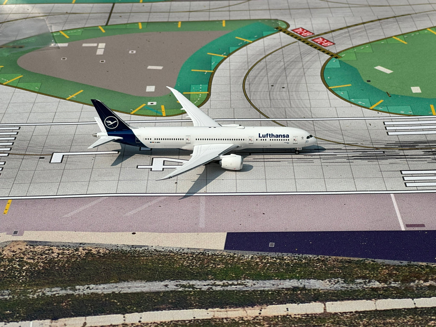 Lufthansa 787-9 Dreamliner D-ABPA Phoenix Models 1:400